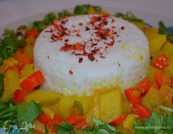 Приготовление:  Вскипятить воду и заварить лимонник. Мелко порезать лук. Пожарить лук в оливковом масле. Добавить в сковороду тертый имбирь, чеснок, порошок куркумы и соль .Положить ананасы. Перец сладкий порезать кубиками, чили  порезать соломкой и добавить в сковороду. Картофель порезать кубиками. Добавить картофельные кубики. Влить к овощам процеженный отвар лимонника, накрыть крышкой, довести до кипения. Уменьшить огонь и тушить до готовности картофеля. Слить жидкость. Выложить на тарелку и положить в качестве гарнира вареный рис. Украсить мелко порезанной кинзой. МИР ВАМ! 