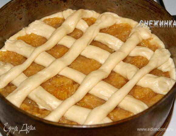 Из теста делаем поверх пирога решетку. Духовку разогреваем. Даем пирогу расстояться 20 минут.