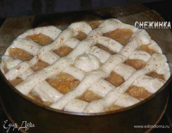 Смазываем пирог. Чем же смазать пирог в пост? Чаще всего для этого используют крепкий сладкий чай, получится яркий матовый цвет. Можно еще растительным маслом, подогретым с сахаром или сладкой водичкой.
Присыпаем корицей. Ставим пирог в духовку и выпекаем около 25-30 минут до подрумянивания.