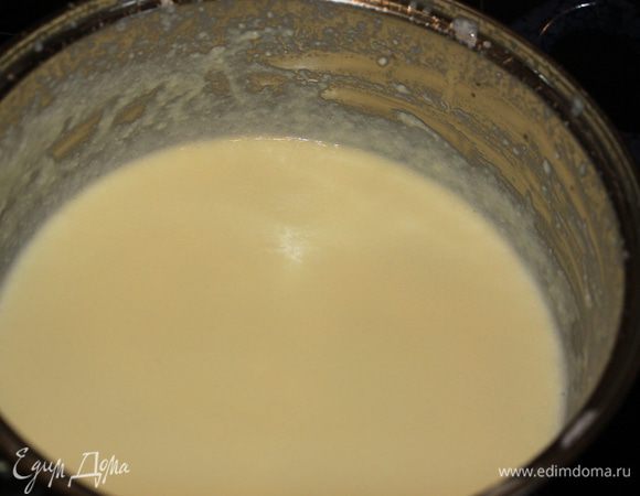 Непрерывно помешивая массу венчиком, влить в желтки молоко (вливать тонкой струйкой).
Молочно-яичную смесь поставить на слабый огонь и нагревать, постоянно помешивая деревянной ложкой, пока смесь немного не загустеет.
Готовый крем остудить, а затем немного охладить, убрав в холодильник