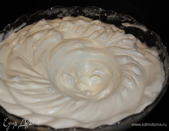 В миску налить сливки и взбить до образования мягких гребней.