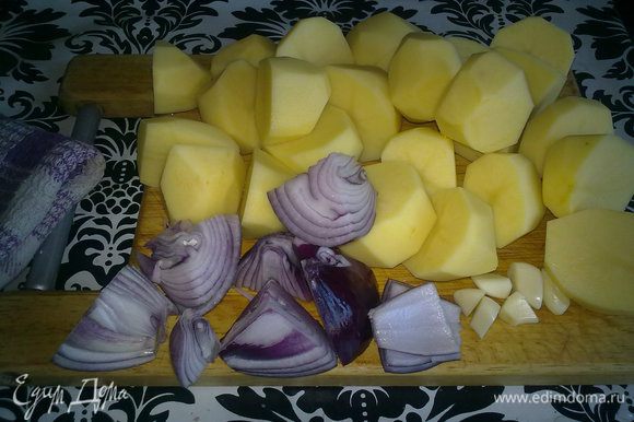 Картошку, чеснок и лук почистить и крупно нарезать. Посолить и поставить варить до готовности.