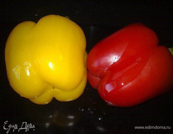 Перцы сбрызнуть оливковым маслом и поставить в духовку минут на 10. Нужно смотреть когда потемнеет и запузырится шкурка.