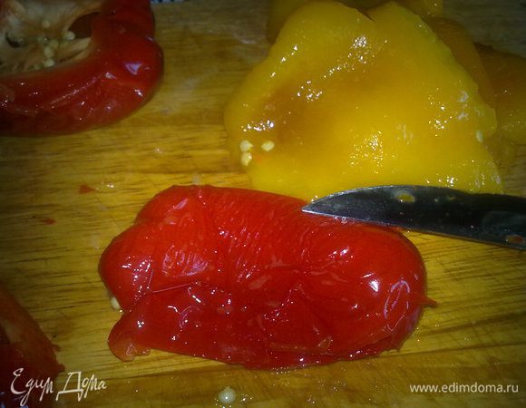 Перцы очистить от шкурки и семян