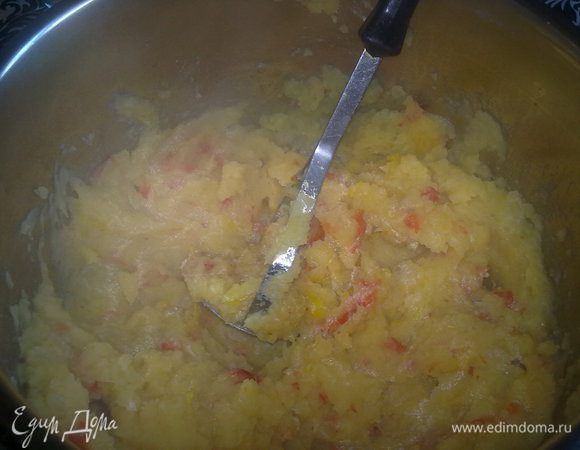 Размять картошку с луком, добавить к ним перцы также размять. 