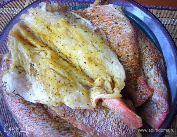 Разделанные тушки натереть специями для рыбы с внутренней и внешней стороны. Оставить мариноваться хотя бы на пару часов в закрытой посуде в холодильнике. Я делала это поздно ночью, а готовила с утра.:)