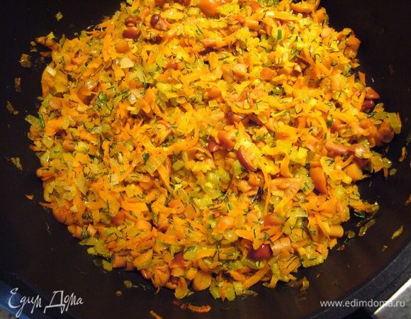 Приготовим начинку для рыбы. Мелко порезанный кубиком лук обжарим на смеси оливкового и сливочного масла на среднем огне до прозрачности, добавим натёртую крупно морковь, продолжим обжаривать 5 мин, затем мелко порезанный кубиком сельдерей так же 5 мин. Выключаем плиту, добавляем мелко рубленные чеснок и зелень, смешиваем равномерно. Даём ароматам проникнуть. Добавляем порезанные грибы. 