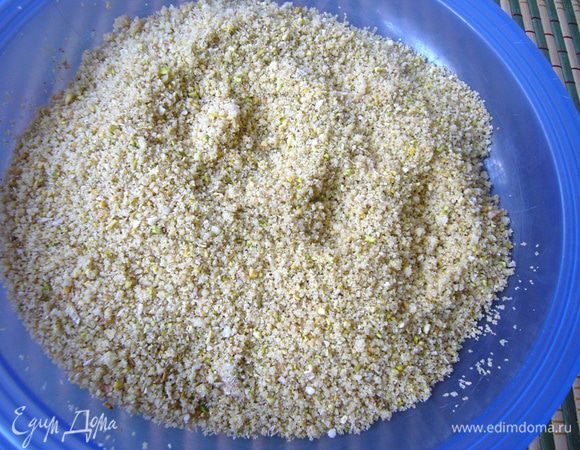 Для сухарно-ореховой панировки возьмём чёрствый белый хлеб ( у нас часто остаётся, я убираю  корочки и подсушиваю его дополнительно), измельчим его в большой чаше блендера. 
Добавим мультизлаковые хлопья и орехи, взобьём до мелкой крошки.