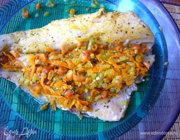 Подготовленную рыбу начиним овощной смесью. Уходит примерно 3-4 ст.л. на одну тушку.