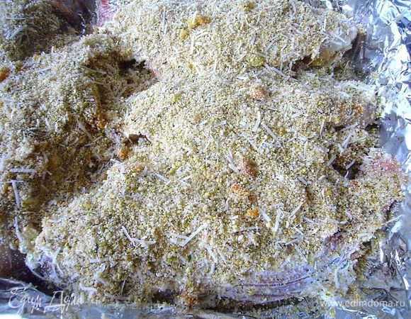 Выложенную в форму рыбу смазываем сверху оставшейся сметаной (туда же можно добавить и начинку, если осталась). Посыпаем каждую рыбину панировкой, так чтобы рыба была накрыта довольно толстым слоем.