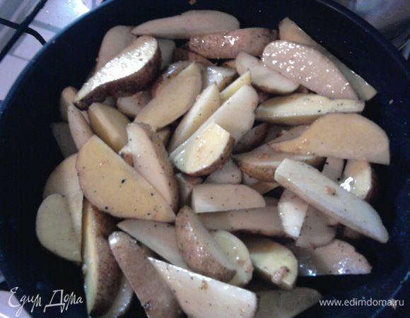 Картошку моем очень тщательно (я даже немножко губкой железненькой потерла), а потом просто нарезаем на части. Всё зависит от размера картошки можно на 4, если маленькая, или 6-8, если покрупнее. Кожуру при этом оставляем=) Добавляем к чесноку, солим перчим. 