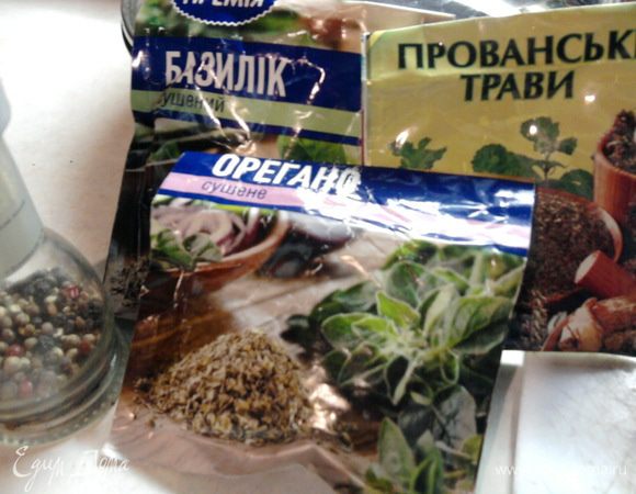 Когда картошечка почти приготовилась добавляем прованские травки (душица,майоран,базилик,розмарин,мята, тимьян,чабрец,шалфей), орегано и ещё базилика.
