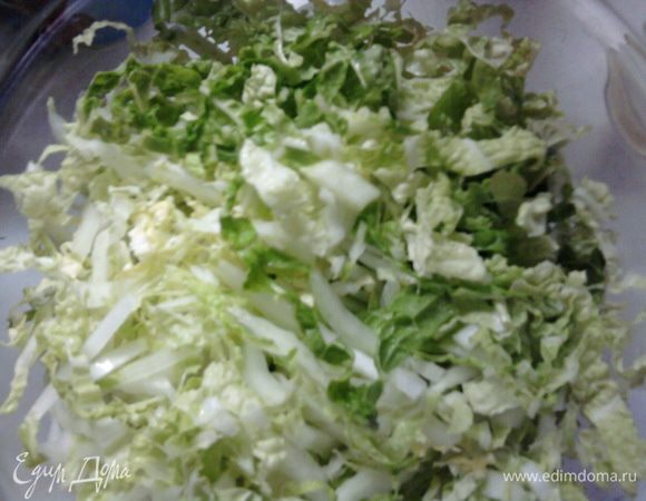 Пока картошечка дожаривается готовим салатик. Режем мелко капусту.
