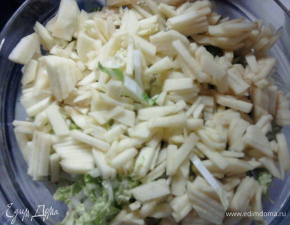 Потом яблоки очищаем от кожуры и режем мелкими палочками.