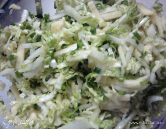 Потом режем мелко лук и заправляем солью, лимонной кислотой и маслом. Я смешала оливковое и подсолнечное. Перемешиваем.