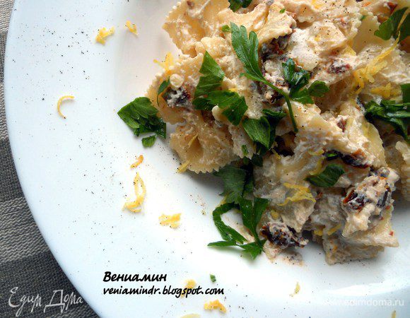 Пасту отварить до состояния al dente в подсоленной воде. Воду слить, но немного сохранить. Вмешать измельченные помидоры и рикотту, щедро плеснуть масло (можно частично заменить маслом из-под томатов). Добавить немного воды, чтобы паста не была сухой, размешать и оставить на минуту, дойти. При подаче посыпать петрушкой, лимонной цедрой и молотым перцем. 