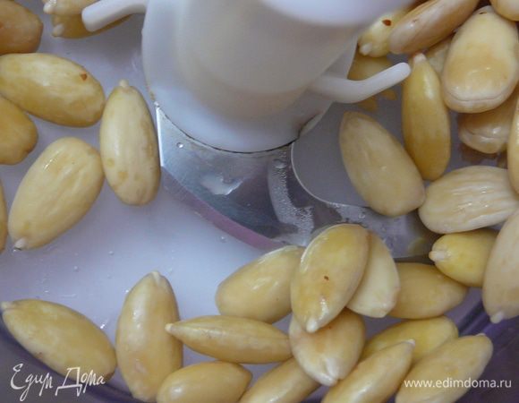 Миндаль использовать чищенный.Я удаляю шкурку таким способом,заливаю миндаль водой теплой,ставлю на огонь,даю закипеть и покипеть с минуту,затем на дуршлаг откидываю и как только слегка остыл очищаю. 