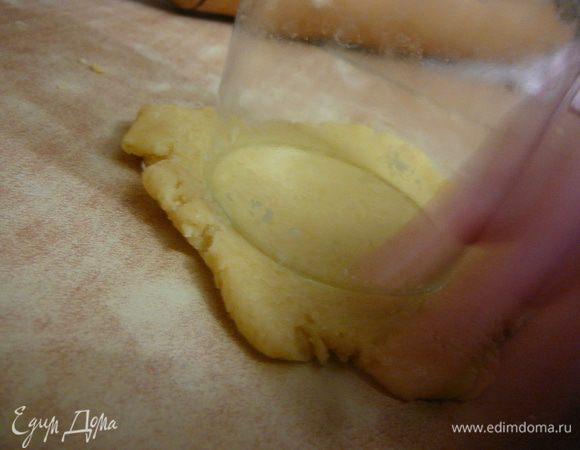 От теста оторвать кусочек,раскатать его в пласт,толщиной около 0,7мм.и при помощи стакана вырезать круг..