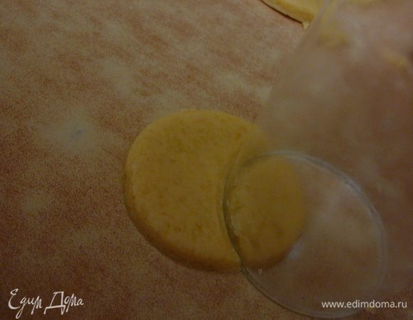 ..затем придать кругу форму полумесяца.Весь этот процесс приготовления,раскатка теста и вырезание делал мой ребенок сам,я только издали контролировала.