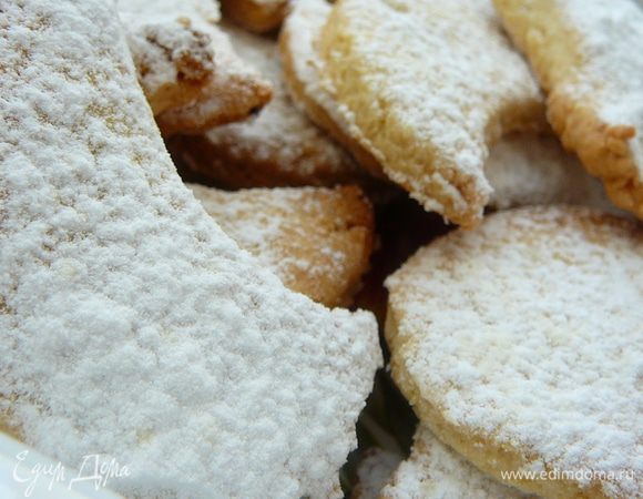 Полумесяцы выложить на противень застеленный пергаментом.Затем в духовой шкаф,выпекать в заранее разогретом до 160гр.примерно минут 15.Затем еще горячее печенье посыпать сахарной пудрой смешанной с половиной пакетика ванильного сахара.