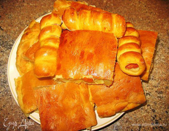 Нарезаем яблоко на кусчки,у меня антоновка,чуть песка,поливаю мёдом когда начинка уже выложена на нижнем слое теста,накрываем верхним слоем теста и защипываем.
яйцо целиком перемешиваю и смазываю...ставлю в духовку...
когда готовы смазываю маслом сливочным пока горячии и накрываю полотенцем....всё!!!)