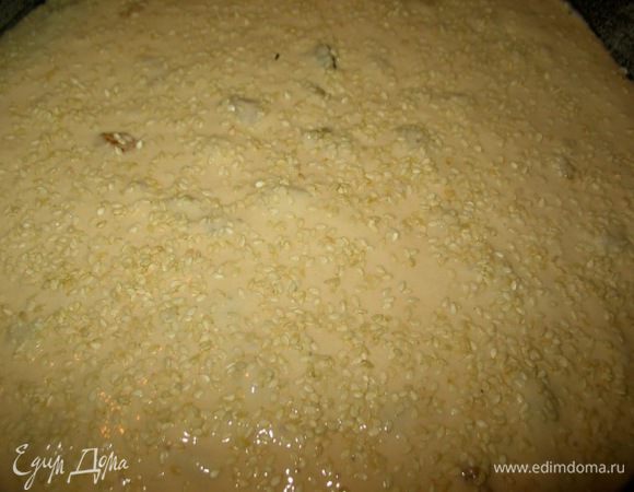 Пакетик растворить половине стакана тёплой воды,дать постоять до пузырьков,добавить 1 стакан тёплой воды ,200 гр.муки,сахара,соли и перемешать,накрыть и поставить в тёплое место для поднятия...
Затем добавить ещё муки,перемешать,чтобы муки было столько.чтобы тесто было как на оладьи(или похоже на упругое желе)
Накрыть и дать ему ещё раз подойти.