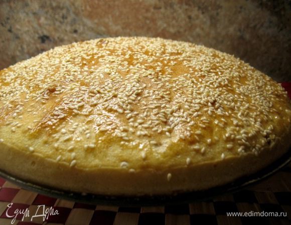 Затем форму для выпекания хлеба смазать маслом,присыпать ржаной мукой(любой),вывалить туда тесто(оно будет тягучее,и похоже на желе)