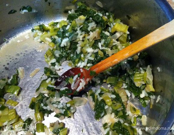 отварим наши листья в воде.Они должны стать мягкими.
Отварим рис и обжарим лук на слив масле.
Нарежем наши листья и смешаем с луком и рисом