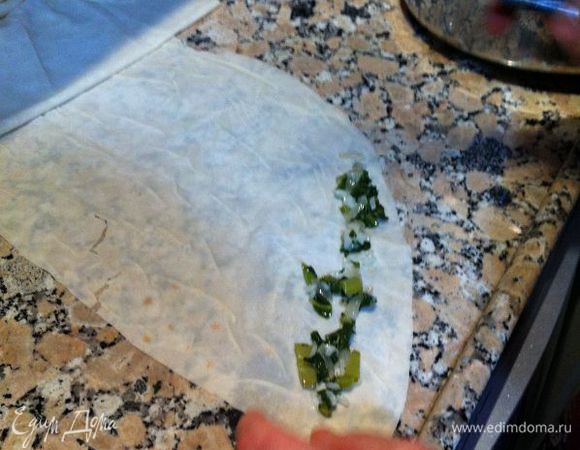 берем наш лист теста и выкладываем начинку,заворачиваем один раз,отрезаем тесто и делаем улитку.