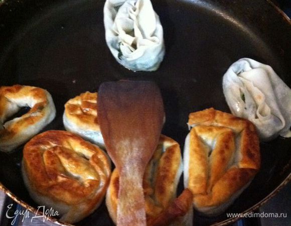 разогреваем подсолнечное масло и обжариваем "улитки"до золотистого цвета