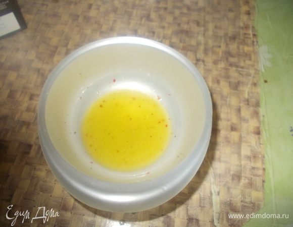 для заправки смешиваем масло и лимонный сок,добавляем соль и молотый перец по вкусу.