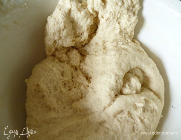 Затем постепенно добавляем остальную муку и начинаем вымешивать тесто, оттягивая в сторону и вверх.