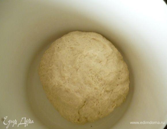 Готовое тесто должно отставать от рук и стенок посуды. Опять закрываем тесто пленкой и оставляем для подъема на 1 час.