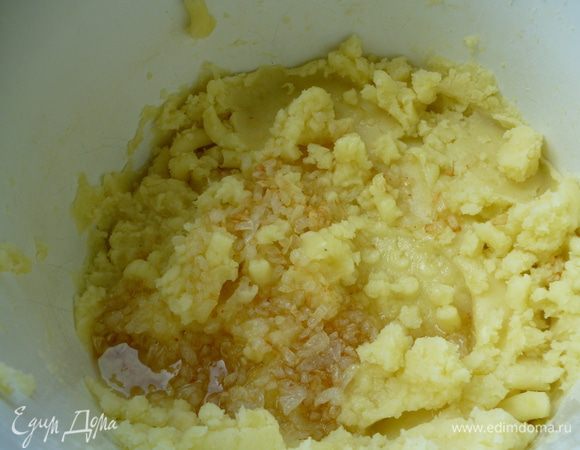 Пока тесто поднимается, приготовим начинку из картофельного пюре с зеленью. Картофель почистить, отварить, слить воду. Сделать пюре и добавить к нему слегка обжаренный на растительном масле лук.