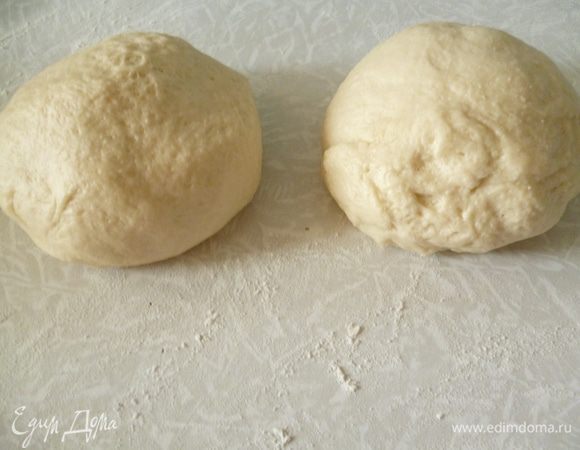 Из теста формируем шарики величиной с яблоко, накрываем полотенцем.