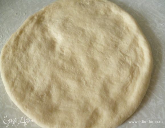 Берем один шарик и руками превращаем в лепешку. Даем тесту пару минут отдохнуть.