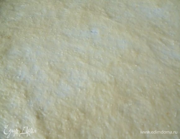 Затем растягиваем края тоже по направлению от центра к кромке теста. Допускаются небольшие дырочки, они потом перекроются, когда будем сворачивать рулет. Если у вас не будет получаться растянуть тесто руками, раскатывайте скалкой. 