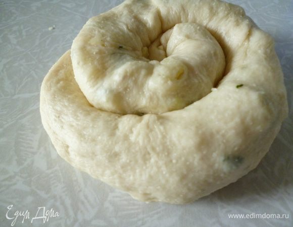 Из рулета формируем улитку, выкладываем ее на противень, застеленный бумагой для выпечки. И так же поступаем с остальным тестом.