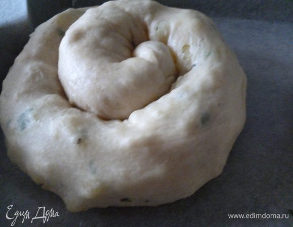 Накрываем вертуты полотенцем и даем им подняться в течение 20 минут. Смазываем слегка каждую вертуту с помощью кисточки сладкой водой (2 ст. л. сахара смешать с небольшим количеством воды, размешать). Выпекаем при 170°C до румяной корочки (примерно 30 минут). Готовые вертуты достаем из духовки и накрываем полотенцем. Даем им постоять 10–15 минут. Все, можно снимать пробу! Приятного вам аппетита :)