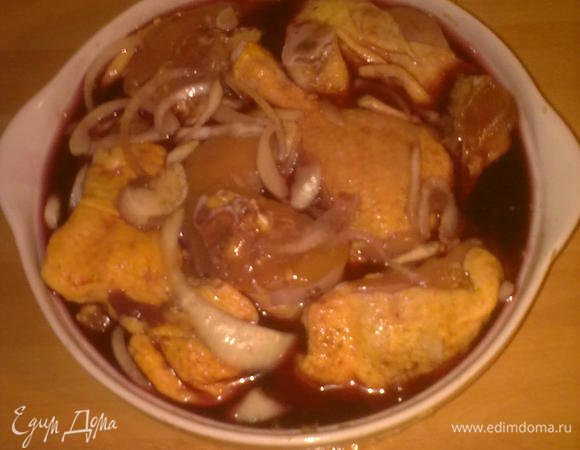 рубим курочку на кусочки,складаваем в миску,солим,перчим.Добавляем морковь и лук нарезанные кружочками,мелко порезанный чеснок и вино.Хорошо перемешиваем и убираем в холодильник на ночь.