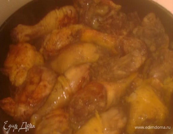 ставим на огонь сковородку или кастрюлю с толстым дном,добавляем масло.хорошо прогреваем и кладём курицу,обжариваем пока не подрумянится