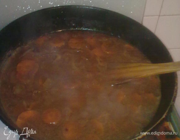 достаём на блюдо.В эту же сковородку выкладываем лук и морковь,которые мы достали из маринада,помешивая готовим 5 минут.Добавляем муку,хорошо перемешиваем и добавляем вино,и кипятим