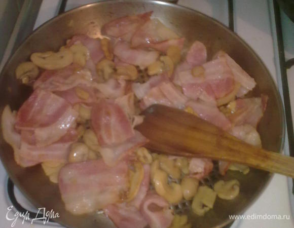 добавляем курицу,накрываем крышкой и тушим 20 мин.Берём другую сковородку и обжариваем бекон с грибами пока не подрумянятся