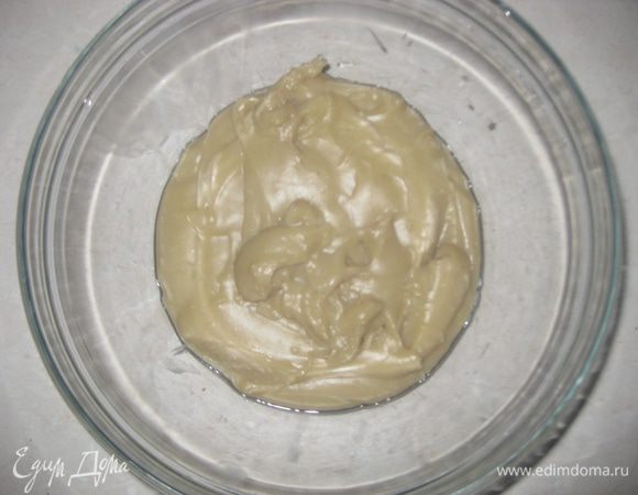 Готовим мусс:
смешиваем молоко с сахаром(несколько ложек оставляем), кладем на плиту и доволим до кипения. В кипящем молоке растворяем кофе. Яйца смешиваем с  крахмалом,несколькими ложками холодного молока, и тонкой струей вливаем в кипящее молоко. Варим крем несколько минут, полностью охлаждаем.