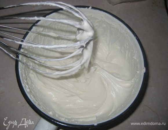 Сливки взбиваем до мягких пик.