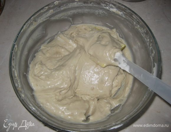 Смешиваем желатин с заварным кремом. Осторожно добавляем взбитые сливки и акуратно вымешиваем.