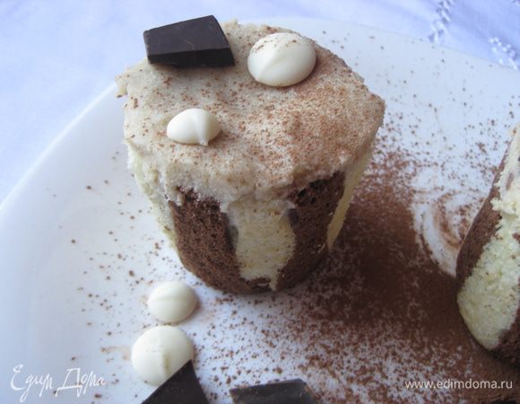 Освобождаем пирожные с застывшим муссом из формочек и подаем.