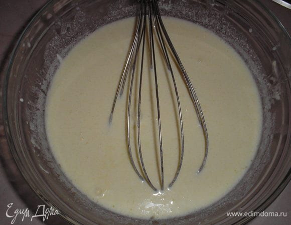 Смешиваем все мокрые ингридиенты:сметану, ром, ананасовый сироп, яйцо, растопленное масло.