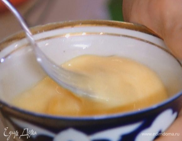 Яйцо слегка взбить с молоком.