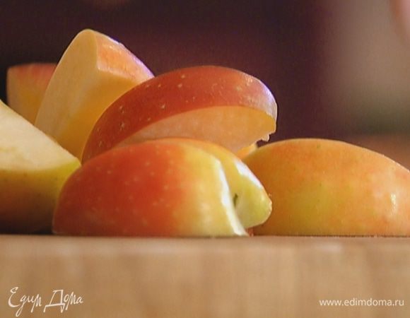 Приготовить начинку: из яблок удалить сердцевину и разрезать на 8 частей каждое.